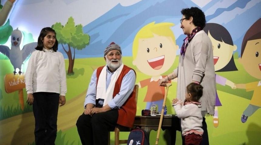 Başbakan Yardımcısı Çavuşoğlu Eşi Ve Minik Oğluyla Masalcı Vakıf Dede Oyununu İzledi