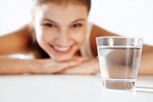 Mucizevi Japon su terapisi: 1 ay boyunca aç karnına su için