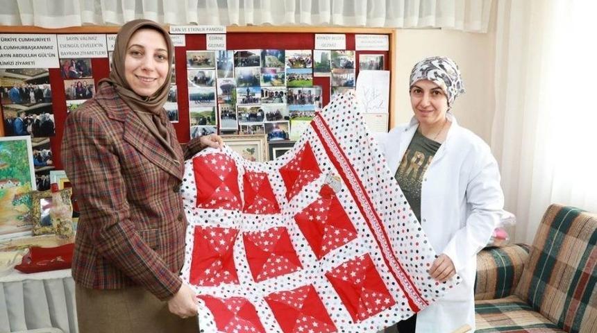 Vali &Ccedil;ift&ccedil;i&rsquo;nin Eşi Huzurevinde El Sanatları Kurslarını Gezdi