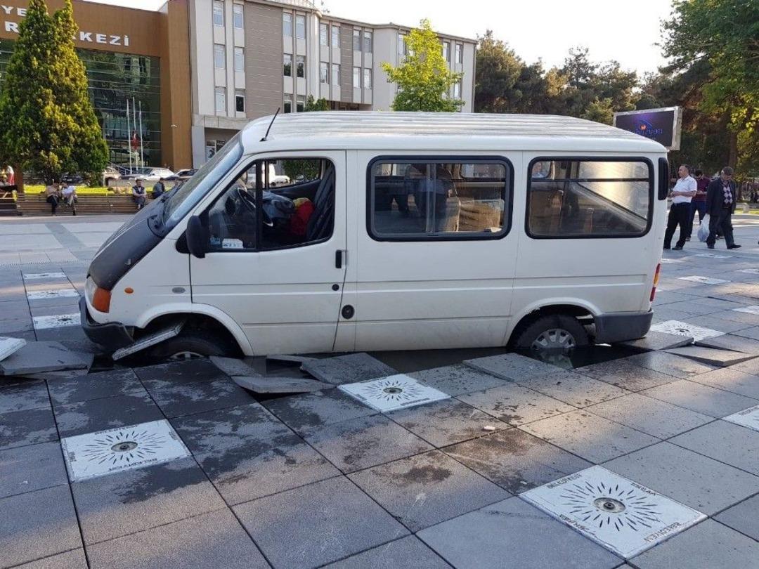 Minib&uuml;s Kuru Havuza D&uuml;şt&uuml;