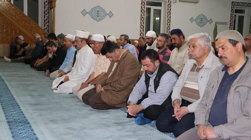 Vatandaşlar İlk Teravih Namazını Kılmak İ&ccedil;in Camilere Akın Etti