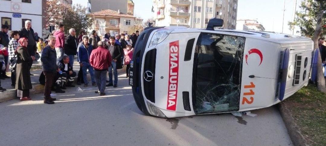 Ambulans Otomobille &Ccedil;arpıştı: 5 Yaralı
