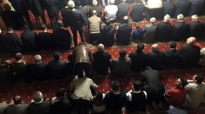 Bitlis&rsquo;te İlk Teravih Namazı Kılındı