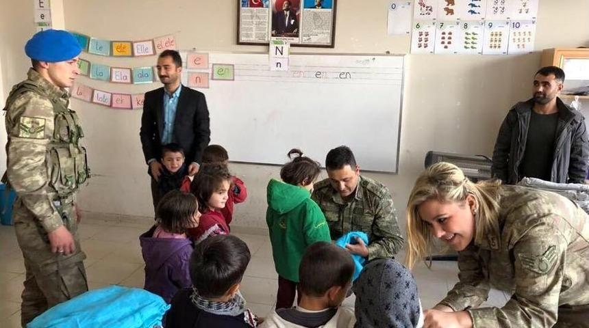 Mehmet&ccedil;ik&rsquo;ten &Ouml;ğrencilere Kıyafet Yardımı