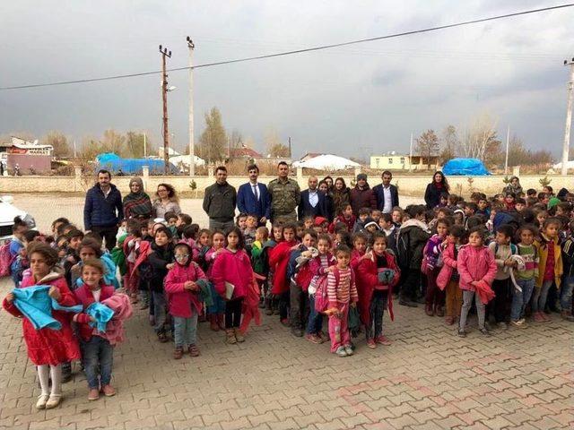 Mehmetçik’ten Öğrencilere Kıyafet Yardımı