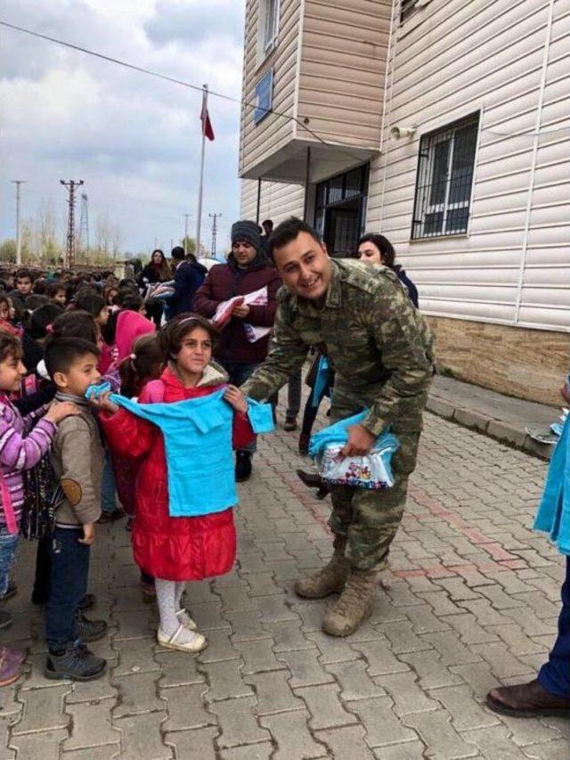 Mehmetçik’ten Öğrencilere Kıyafet Yardımı