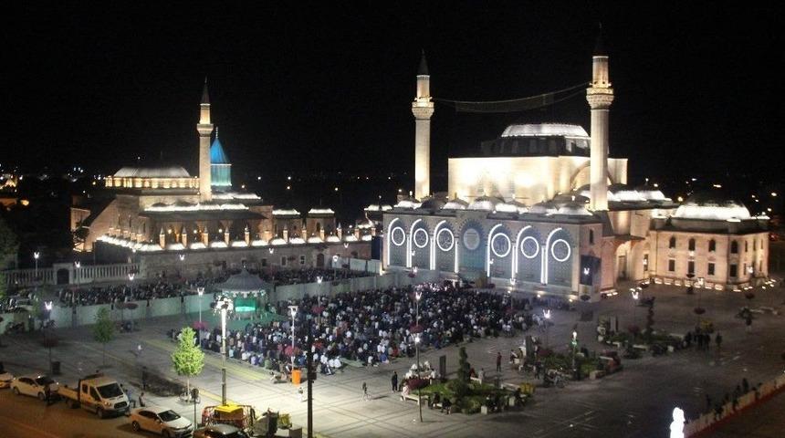 Konya&rsquo;da Vatandaşlar İlk Teravih Namazı İ&ccedil;in Camilere Akın Etti