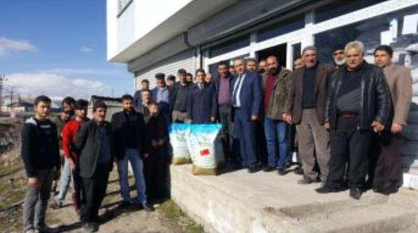 Ağrı&rsquo;da &Ccedil;ift&ccedil;ilere Yonca Tohumu Dağıtıldı
