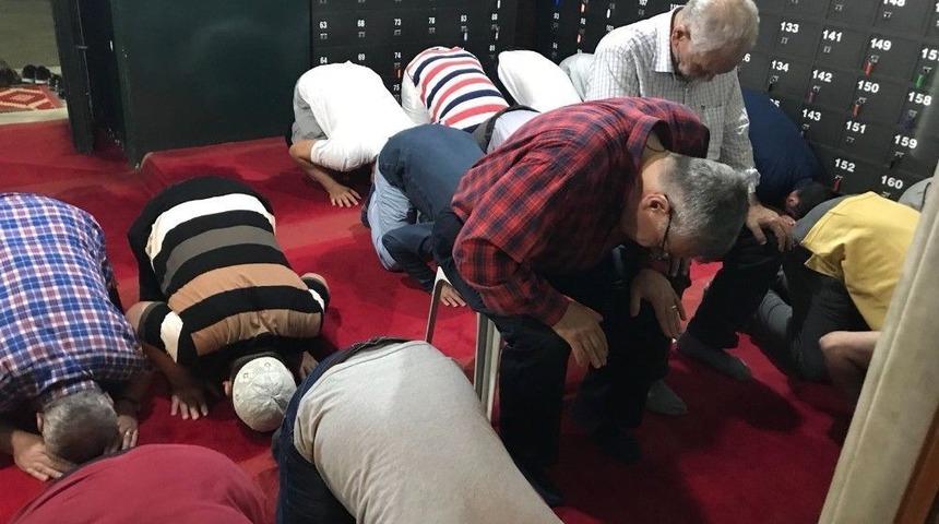 İzmir&rsquo;de İlk Teravih Namazı