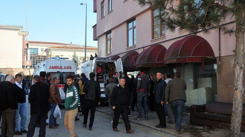 &Ouml;ğretmen Ve Babası Silahla Yaralandı