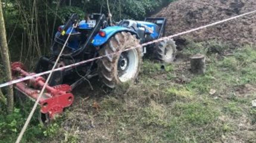 Devrilen Trakt&ouml;r Altında Kalan S&uuml;r&uuml;c&uuml; Hayatını Kaybetti