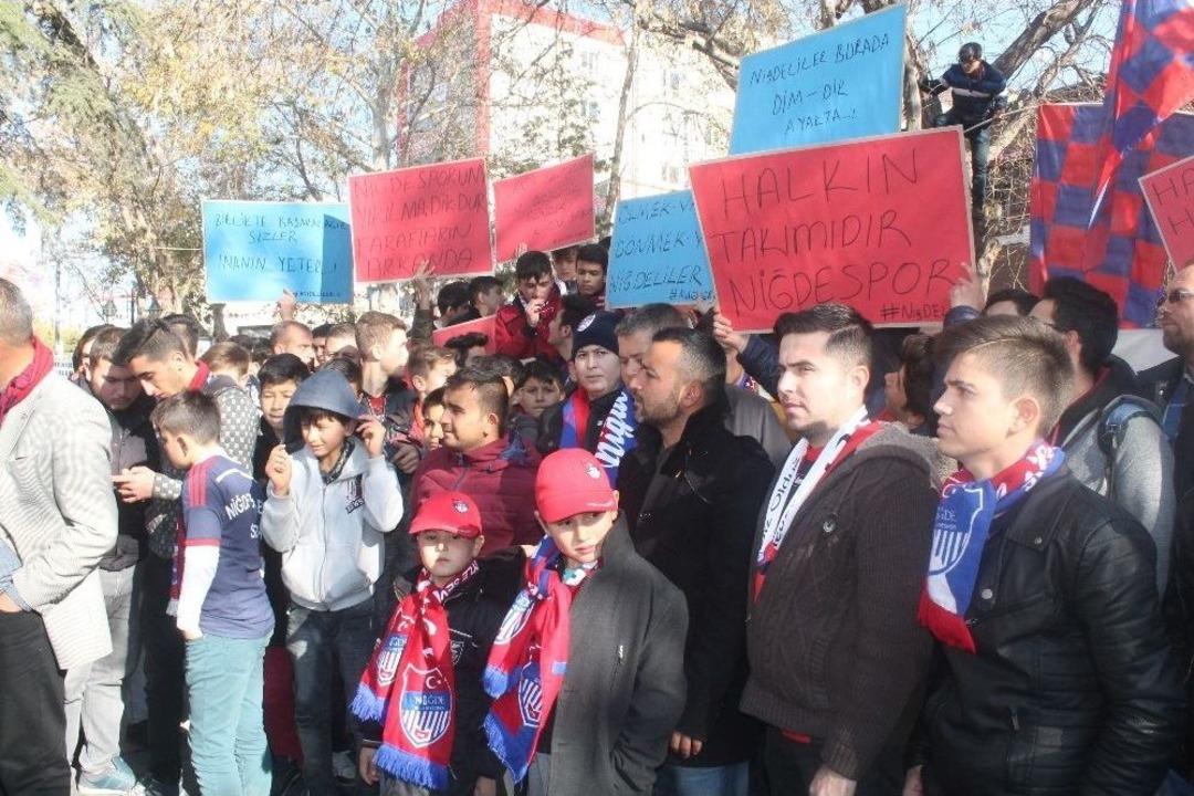 Taraftar Destek İ&ccedil;in Sokaklarda