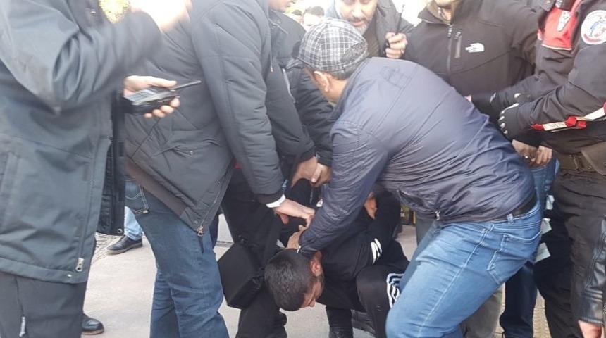 Uyuşturucu Krizi Ge&ccedil;iren Gen&ccedil;, Polisi G&ouml;r&uuml;nce Ka&ccedil;maya &Ccedil;alıştı