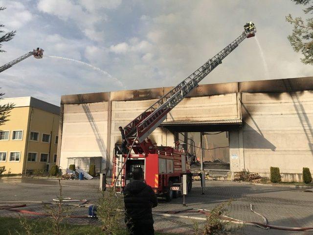 Akhisar&rsquo;da Fabrika Deposunda Yangın 1