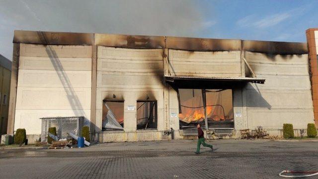 Akhisar&rsquo;da Fabrika Deposunda Yangın 3