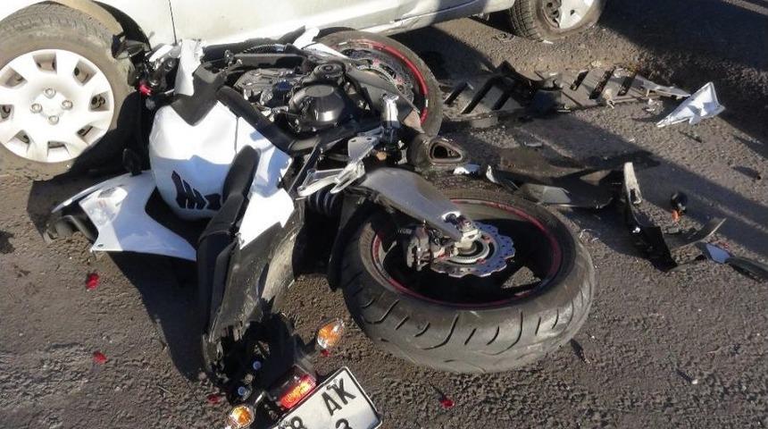 Otomobille &Ccedil;arpışan Motosikletin S&uuml;r&uuml;c&uuml;s&uuml; Ağır Yaralandı