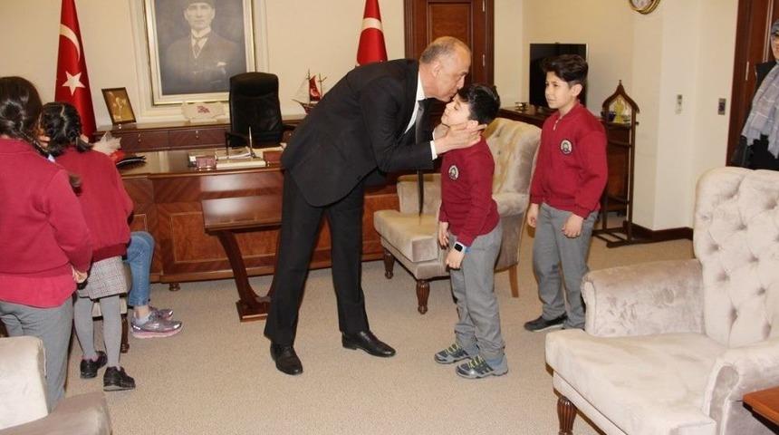 Minikler Biriktirdiği Har&ccedil;lıklarını Mehmet&ccedil;iğe Bağışladı