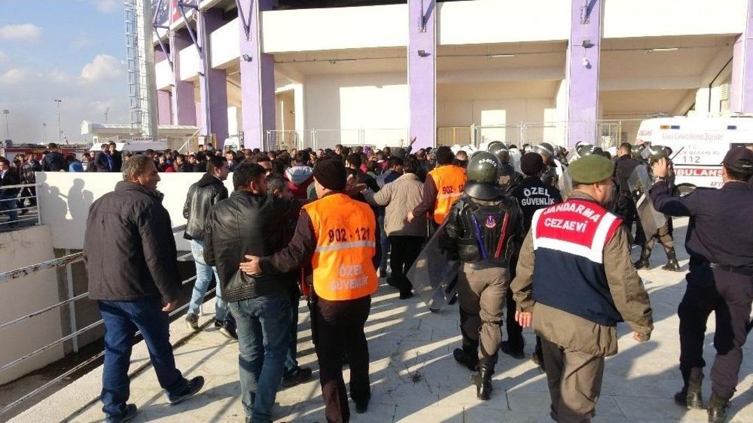 Afyonkarahisar&rsquo;da Trib&uuml;n Ter&ouml;r&uuml;: 4 Yaralı