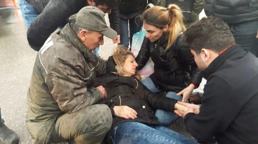 Otomobil Yolun Karşısına Ge&ccedil;meye &Ccedil;alışan Kadına &Ccedil;arptı