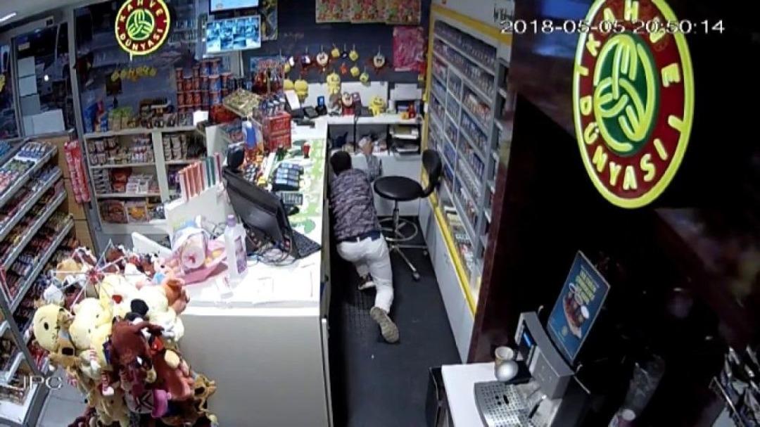 Emekleyerek Bin 300 Lira &Ccedil;aldı Tuvalet Camından Ka&ccedil;tı