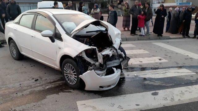 Otomobiller Kafa Kafaya Çarpıştı: 1’i Ağır 4 Yaralı