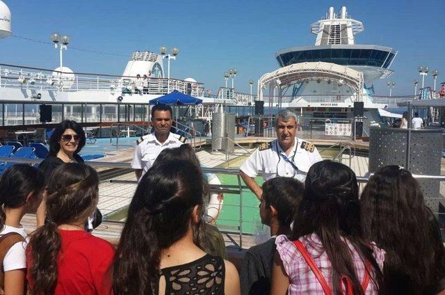 Germencikli Öğrenciler Turist Gemisini Gezdi