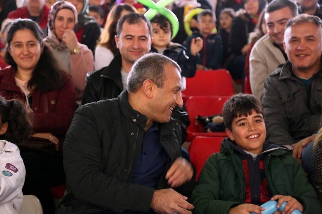 Vali Sonel, Sirkte &Ccedil;ocukların Neşesine Ortak Oldu