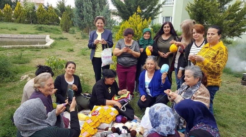 Chp&rsquo;li Kadınlardan &rsquo;bir Motif De Sen &Ouml;r&rsquo; Hareketi