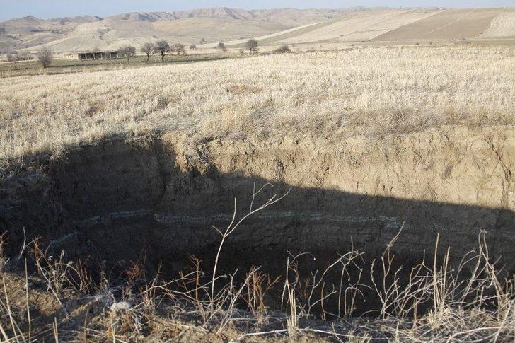 Köyde Oluşan Obruklar Vatandaşları Korkutuyor G2