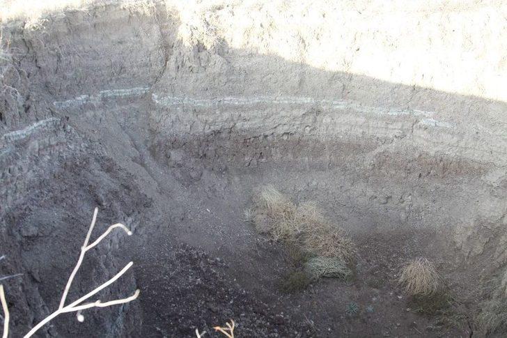 Köyde Oluşan Obruklar Vatandaşları Korkutuyor G3