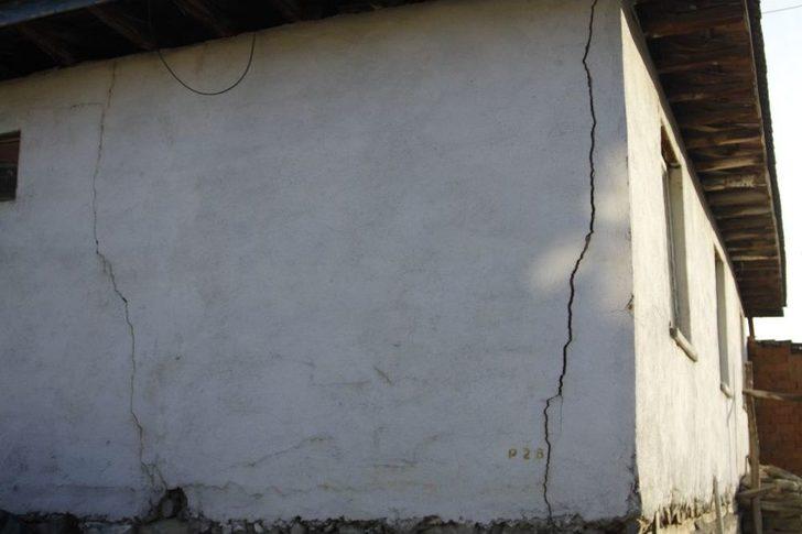 Köyde Oluşan Obruklar Vatandaşları Korkutuyor G4