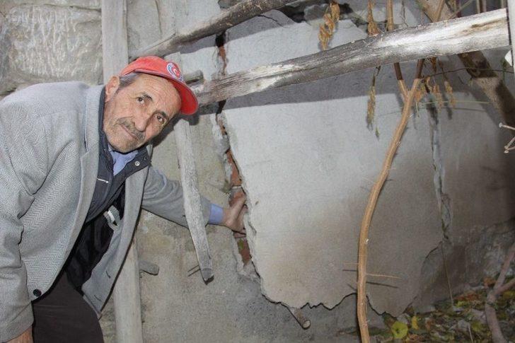 Köyde Oluşan Obruklar Vatandaşları Korkutuyor G5