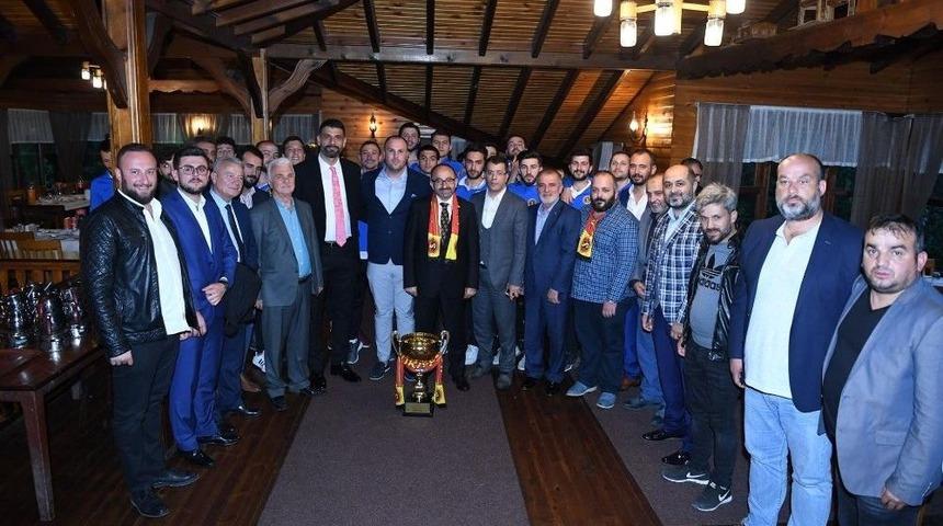 Başkan &Uuml;z&uuml;lmez, Şampiyonluk Coşkusuna Ortak Oldu