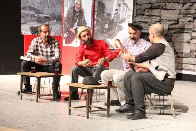 Hakkari&rsquo;de &lsquo;asfalt 30&rsquo; Oyunu Sahnelendi 1