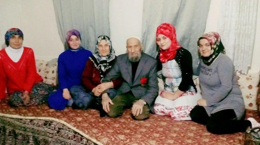 Han&ouml;n&uuml; Ak Parti Kadın Kolları Kore Gazisini Ziyaret Etti