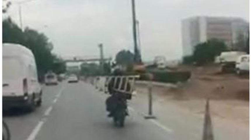 Trafikte Merdivenle Yolculuk Şaşırttı