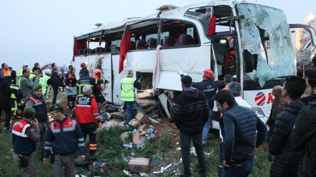 Otob&uuml;s Şarampole Devrildi: 4 &Ouml;l&uuml;, &Ccedil;ok Sayıda Yaralı