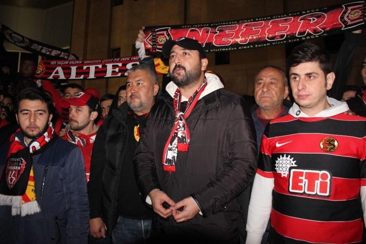 Eskişehirspor Taraftarı B&uuml;y&uuml;kşehir Belediyesi &Ouml;n&uuml;ne Siyah &Ccedil;elenk Bıraktı
