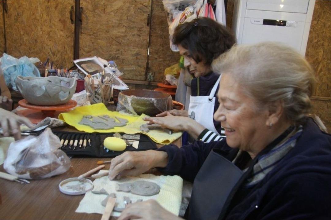 (&ouml;zel) Kadınlar Toprakla Sanatı Buluşturuyor