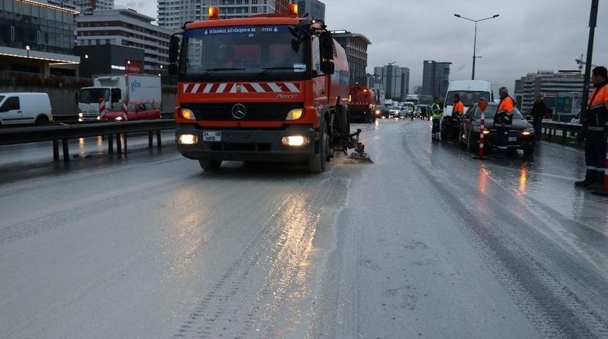 Basın Ekspres&rsquo;e D&ouml;k&uuml;len &Ccedil;amur Kazaya Neden Oldu