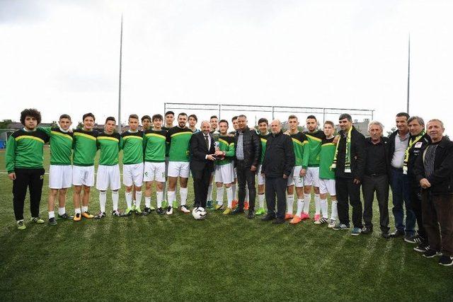 Sarımeşespor’a Kupayı Başkan Üzülmez Verdi