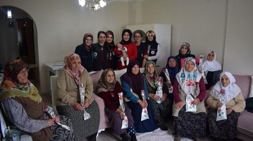 Kartepeli B&uuml;y&uuml;kler, En Gen&ccedil; Anneyi Ziyaret Etti