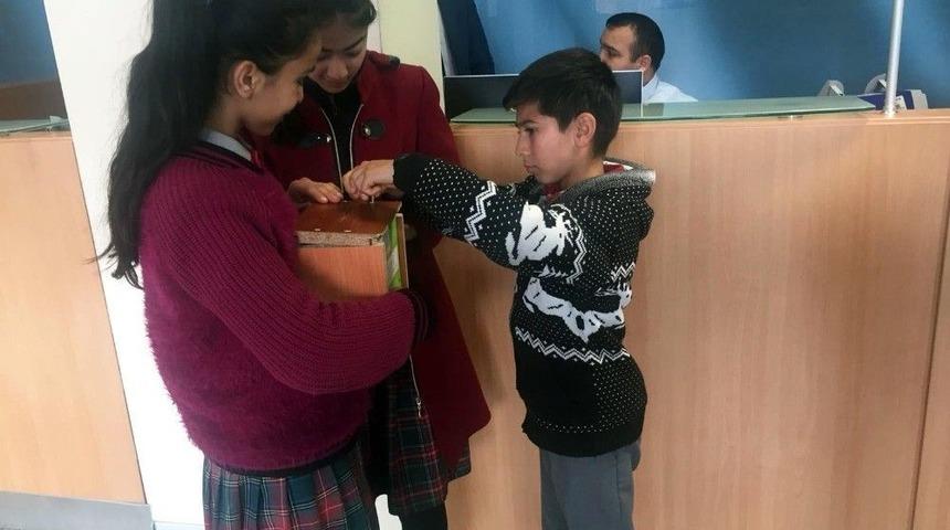 Kumbaralarında Topladıkları Parayı Mehmet&ccedil;ik Vakfına Bağışladılar