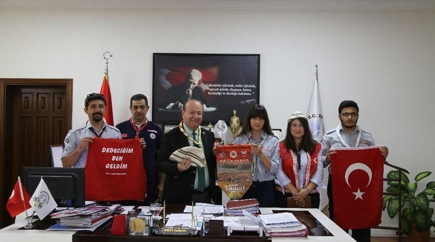 İzcilerden Başkan &Ouml;zakcan&rsquo;a Anlamlı Hediye