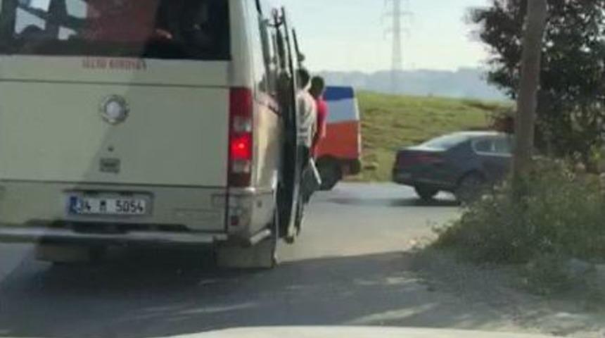 (özel) Avcılar’da Minibüsteki Tehlikeli Yolculuk Kamerada
