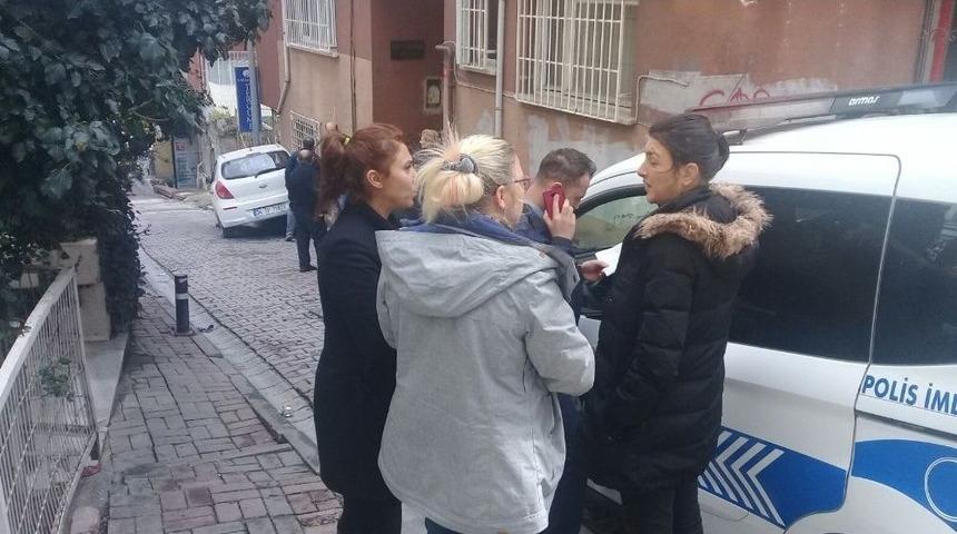 Fren Yerine Gaza Basan Kadın S&uuml;r&uuml;c&uuml; Binaya &Ccedil;arptı