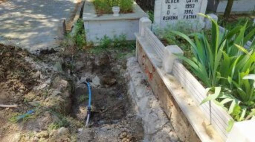 Su Borusu Nedeniyle Eşinin Yanına Defnedilemedi