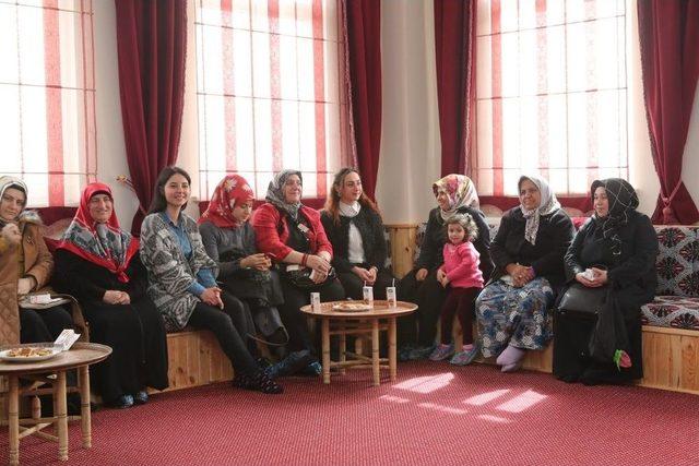 Arnavutköy Belediyesi Kadın Kültür Ve Sanat Merkezi’nden Yaşlılara Ziyaret