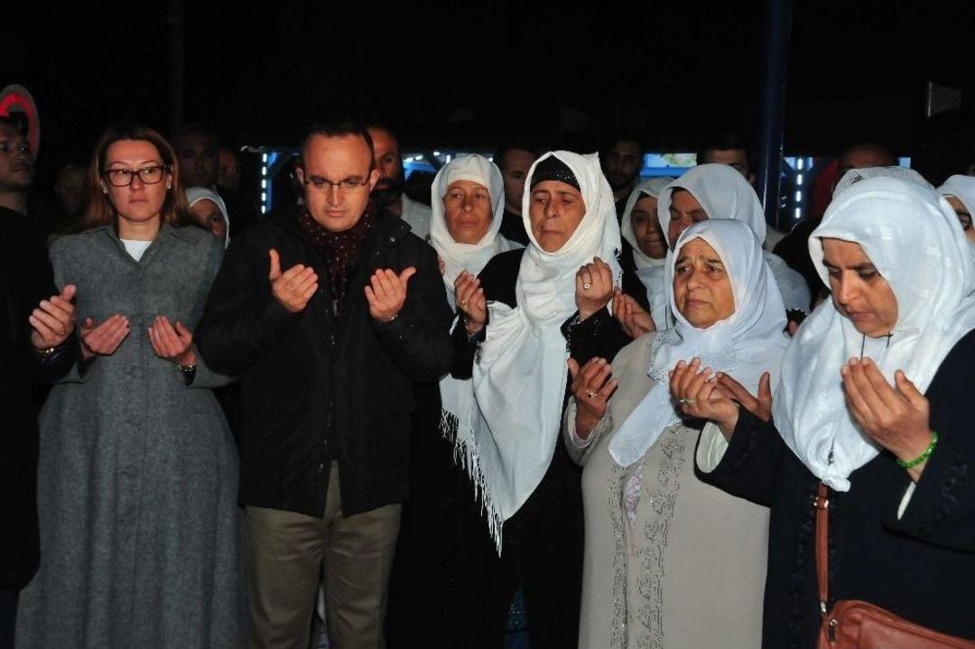 &Ccedil;anakkaleli Umreciler Dualarla Karşılandı