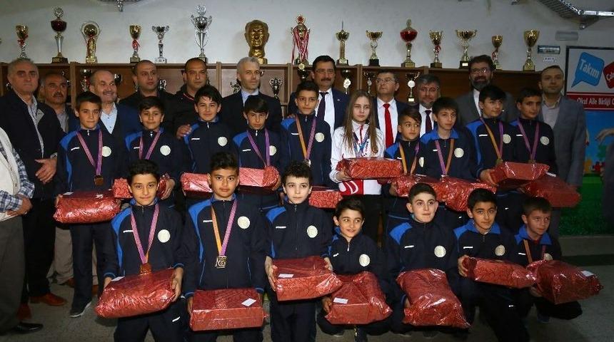 Başkan Ak, Ke&ccedil;i&ouml;ren&rsquo;i Adım Adım Gezmeye Devam Ediyor